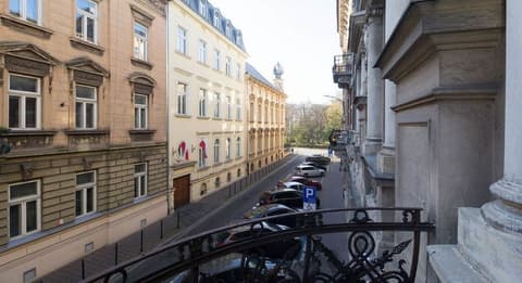 AMEN Aparthotel Curie 8