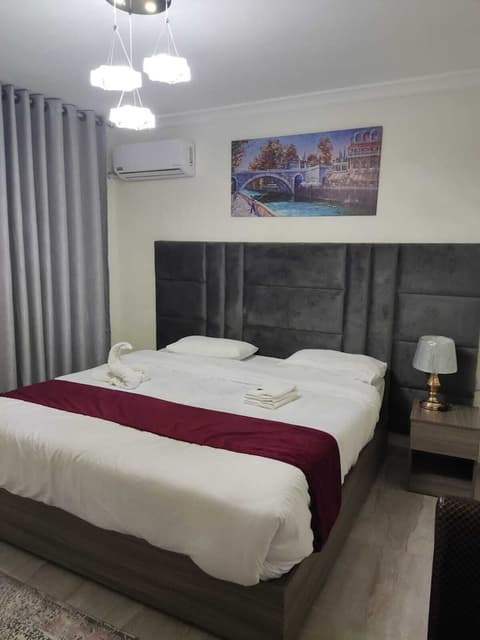 Golden Hotel, Room