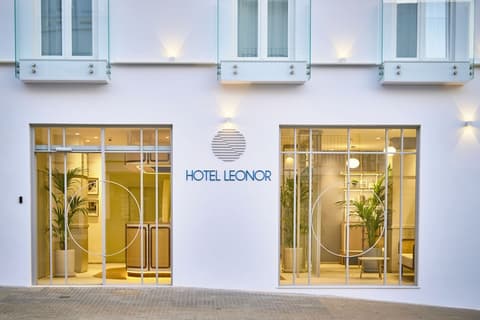 Hotel Leonor, Front of property