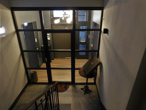 Piumaviola, Interior entrance