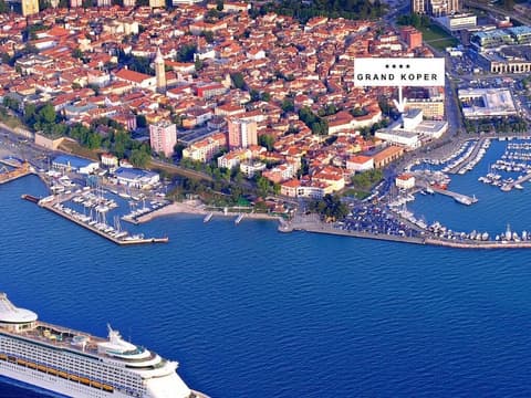 Grand Koper, Property map