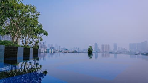 SUN & MOON, Riverside Hotel, Infinity pool