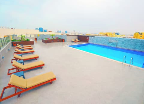 The Grand Lux Hotel, Rooftop pool