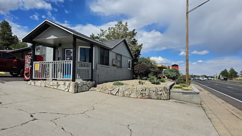 Travelers Inn, Front of property