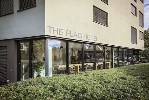 THE FLAG Zürich, Front of property