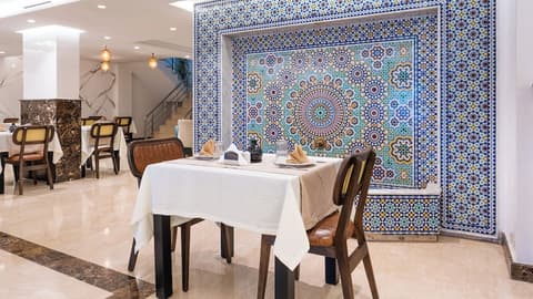 Alwalid Hotel, Restaurant