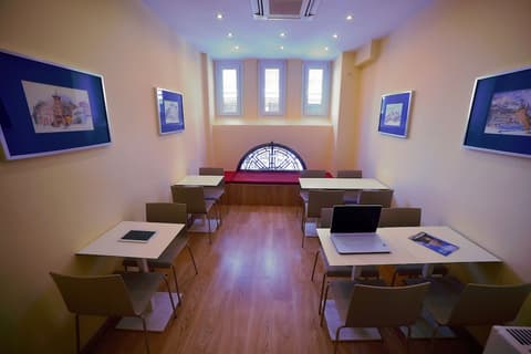 Orestias Kastorias, Restaurant