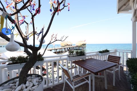 Crystal Flora Pearl Collection, Terrace/patio