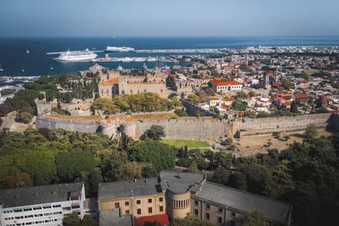 Amphitryon City Hotel