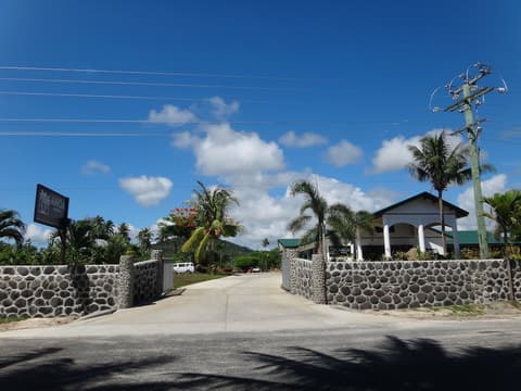 Amoa Resort Savaii, Front of property