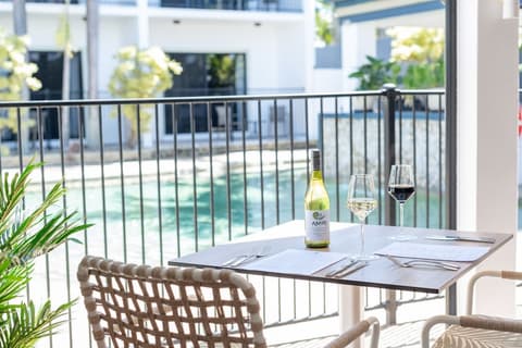 Coral Cay Resort, Bar (on property)