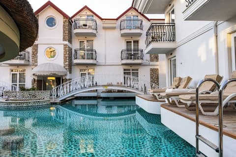 The PINEHILL Hotel & Suites