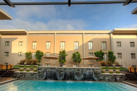 City Lodge Hotel at OR Tambo International Airport, Pool waterfall