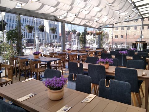 Marina Club Hotel, Restaurant