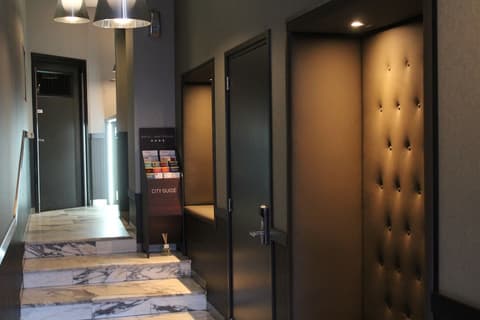 Royal Amsterdam Hotel, Interior entrance