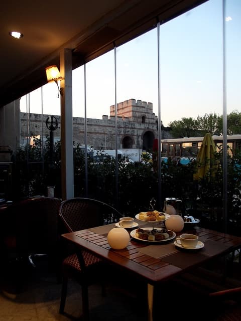 Hotel Goldengate, Restaurant