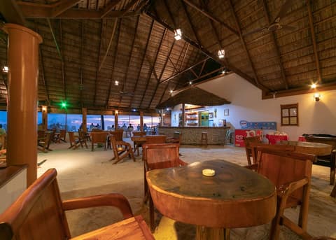 Fihalhohi Maldives, Beach bar