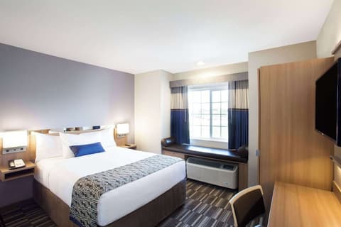 Microtel by Wyndham Vernal / Naples, Room