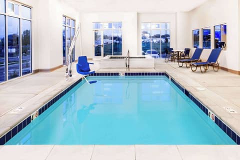 Microtel by Wyndham Vernal / Naples