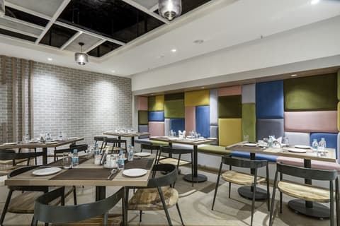 Le ROI Express Paharganj, Restaurant