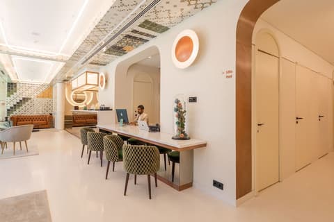 Luster Hotel, Reception