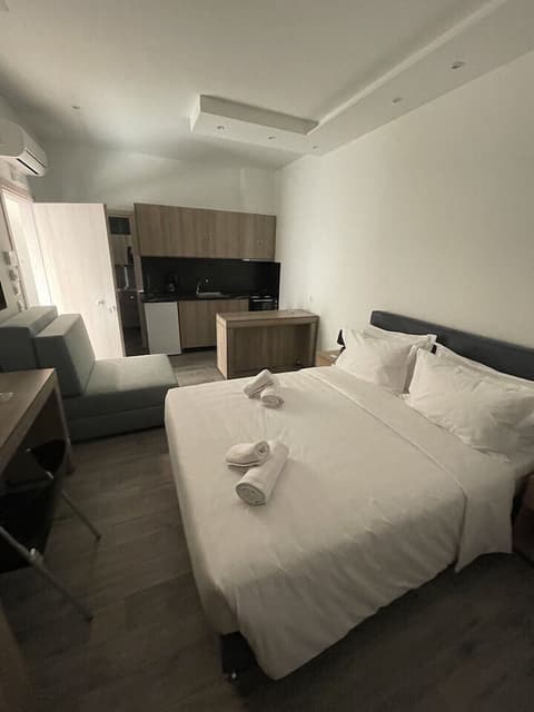 Eantos Studios and Suites