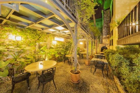 Charming Hotel Room Near Hadrian s Gate