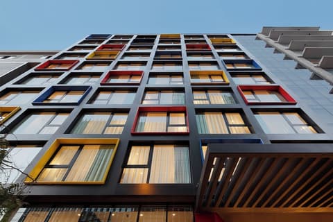 Ikonik Miraflores, Front of property