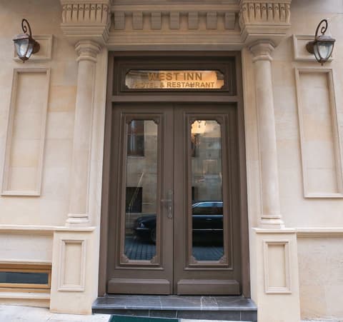 West Inn Hotel Baku, Front of property