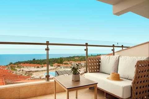 Zeus Eleva Ajul, Room