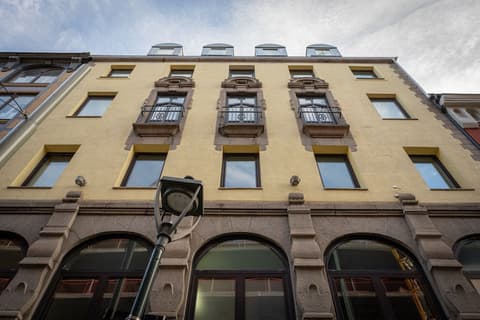 Bob W Oslo Sentralen, Front of property