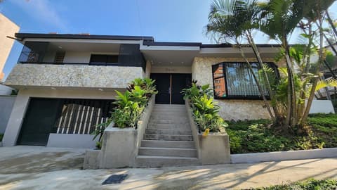 Las Lomas, Front of property