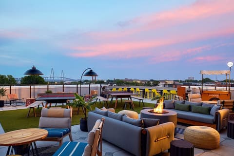 Moxy Charleston Downtown, Bar (on property)