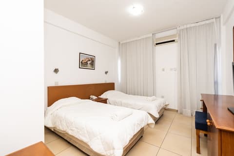 Flora Hotel Apartments, Room