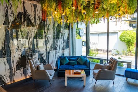 J Place Hotel