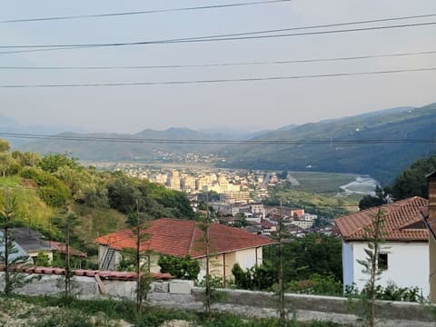 Te Gjyshi (at Grandfather)