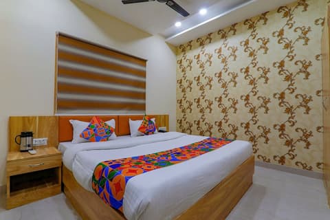 FabHotel Super 3 Premium - 800m from Kashi Vishwanath Temple, Room