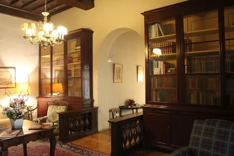 Loggiato dei Serviti, Interior entrance