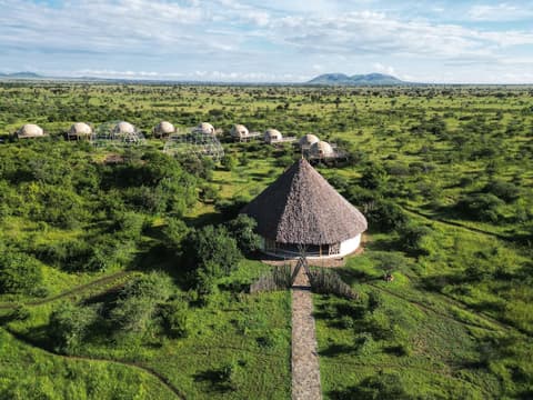 KUOOM SERENGETI, Front of property
