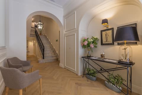 Belle Boutique, Lobby