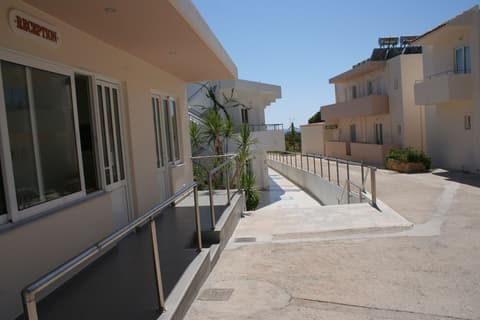 Amaryllis Front Beach Hotel