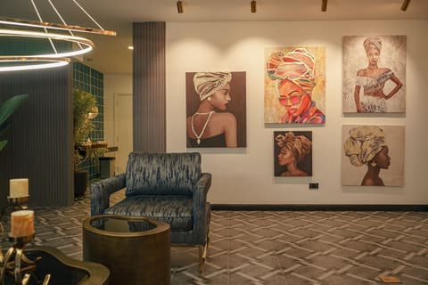 First Class Hotel, Lobby