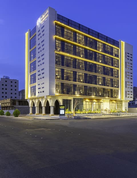 The Seasons Hotels, Front of property