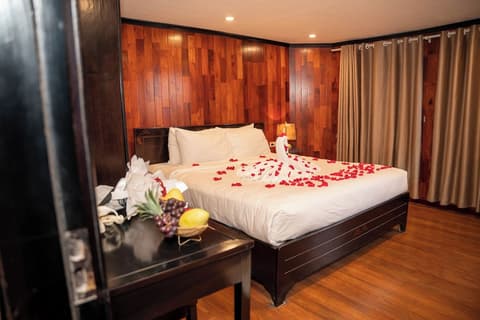 HALONG CROWN LEGEND CRUISE