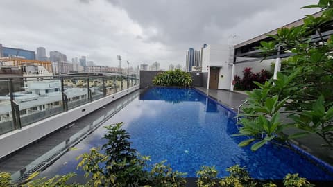 Aqueen Prestige Hotel Lavender, Rooftop pool