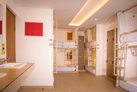 Nomads Party Hostel