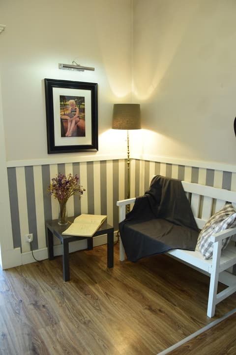 Blooms Inn & Apartments