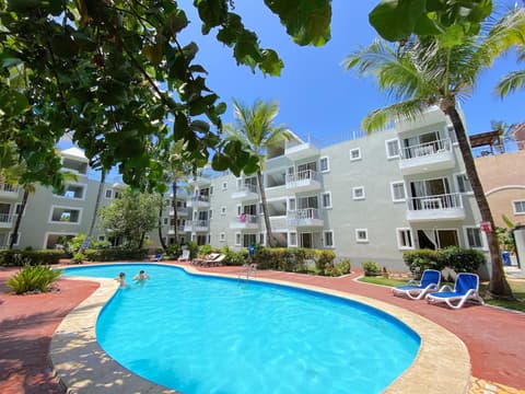SOL CARIBE SUITES DELUXE Beach Club and Pool