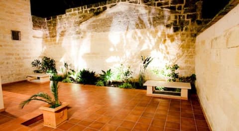 IL CORTILE DELLE ESPERIDI