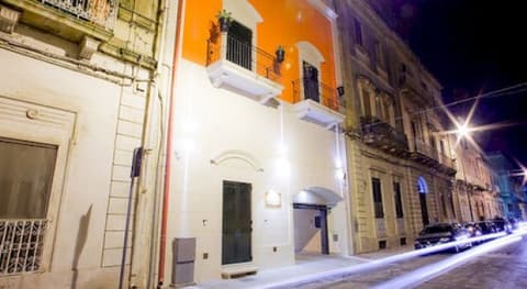 IL CORTILE DELLE ESPERIDI